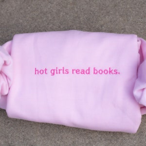 ragazze calde leggono libri felpa ricamata, regalo per gli amanti dei libri, regalo per lei, girocollo per gli amanti della lettura, maglione libresco, regalo personalizzato, libro