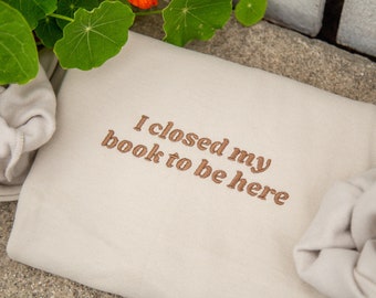 Sweat-shirt ras du cou brodé livresques : j'ai fermé mon livre pour être là