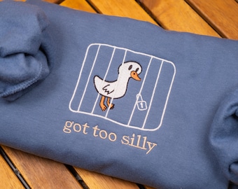 Besticktes Gans Sweatshirt: Got Too Silly Meme Crewneck