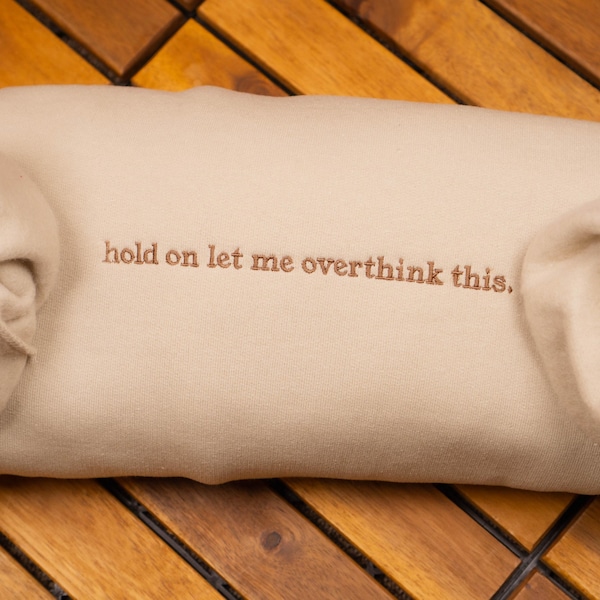 Besticktes Sweatshirt: Sarkastischer Rundhalsausschnitt - Overthinker Geschenk