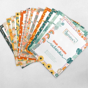 Puede incluir: Un conjunto de 12 páginas de calendario imprimibles con diferentes patrones coloridos. Los patrones incluyen arcoíris, girasoles, calabazas y diseños geométricos. El texto en la página dice "Calendario imprimible en blanco" y "Kristyn's Craft Room".