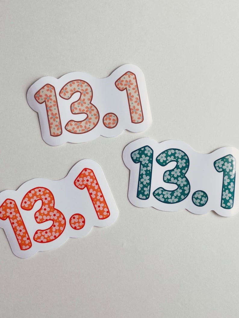 Puede incluir: Tres pegatinas con el texto "13.1". Los n&uacute;meros est&aacute;n rellenos con estampados florales en naranja, coral y turquesa. Las pegatinas tienen un borde blanco y est&aacute;n sobre un fondo blanco.