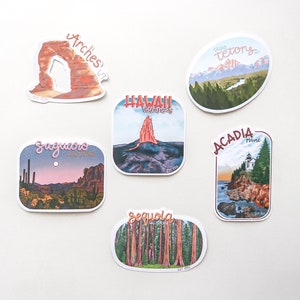 Pode incluir: Um conjunto de dez adesivos ilustrados de parques nacionais. Cada adesivo apresenta um parque diferente, incluindo Arches, Saguaro, Vulc&otilde;es do Hava&iacute;, Grand Tetons, Acadia e Sequoia. Os adesivos s&atilde;o todos em estilo vintage com fundo branco e ilustra&ccedil;&otilde;es coloridas.