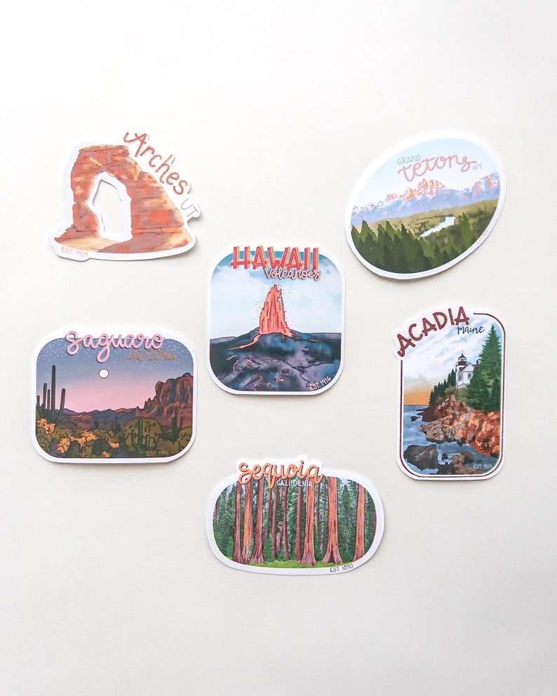 Pode incluir: Um conjunto de dez adesivos ilustrados de parques nacionais. Cada adesivo apresenta um parque diferente, incluindo Arches, Saguaro, Vulc&otilde;es do Hava&iacute;, Grand Tetons, Acadia e Sequoia. Os adesivos s&atilde;o todos em estilo vintage com fundo branco e ilustra&ccedil;&otilde;es coloridas.