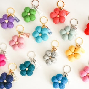 Felted flower keychain with tassel | gift for a friend | Daisy springtime key fob | celebrate life boho trendy cute bag charm