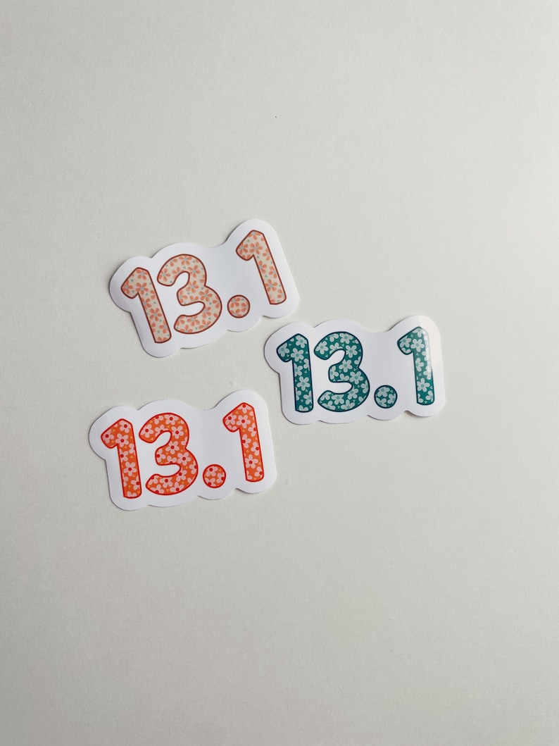 Puede incluir: Tres pegatinas con el n&uacute;mero "13.1" en una fuente de burbujas. Los n&uacute;meros est&aacute;n decorados con un estampado floral en tonos naranja, coral y verde azulado. Las pegatinas est&aacute;n sobre un fondo blanco.