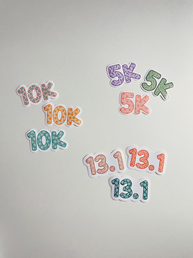 Puede incluir: Una colecci&oacute;n de pegatinas coloridas con los n&uacute;meros "10K", "5K" y "13.1" en varios dise&ntilde;os. Las pegatinas presentan patrones florales y de hojas en tonos de rosa, naranja, verde y morado, con un borde blanco. Ideal para corredores.