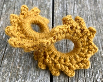 Simple knitting pattern, knit scrunchie pattern, handmade sunflower scrunchie, mustard wool scrunchie, knitted hair tie, easy PDF pattern