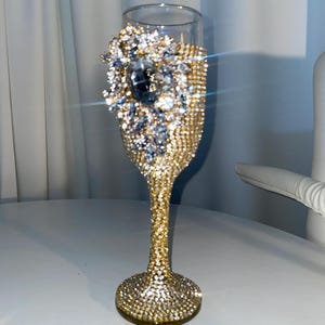 Gold Bling Champagnerglas | 8 "Flöte mit goldenen Strasssteinen | Statement Brosche | Toasting Glas