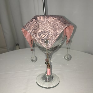 Funda para taza con diseño de mandala en tono rosa: Protector reutilizable antisalpicaduras para mujer / Hecho a mano