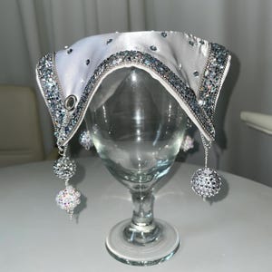 Tapa para copa de vino de satén blanco/Tapa reutilizable/Detalle plateado brillante para fiestas y regalos elegantes