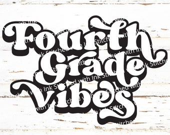 Puede incluir: Diseño gráfico en blanco y negro con el texto "Fourth Grade Vibes" en una fuente de estilo retro.