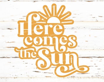 Ecco che arriva il sole SVG Retro Sunshine Summer Design Sole PNG Grafica estiva File di taglio font retrò per Cricut Silhouette Apparel