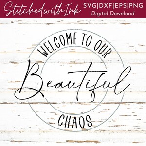 Segno di benvenuto Svg, Il nostro bellissimo caos svg, Portico segno svg, benvenuto svg, Farmhouse Sign Svg, Family quote svg, Home Svg, Family Svg, PNG