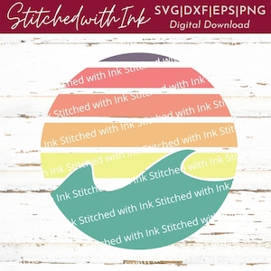 Puede incluir: Una descarga digital de un diseño de puesta de sol retro con una ola en el centro. El diseño está en tonos de rosa, naranja, amarillo y verde. El texto "Stitched with Ink" se repite alrededor del diseño.