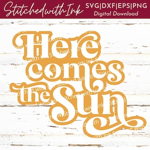 Hier komt de zon SVG, Retro Svg, Sunshine Svg, Sun Svg, Hier komt de zon Png, Sunshine Png, Zomer Svg, Retro Font, Summer Svg