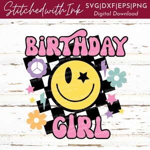 Op de afbeelding: Een roze en geel verjaardagsontwerp voor een meisje met een smiley, een vredesteken, sterren en bloemen. De tekst "Birthday Girl" staat in een retro-lettertype.
