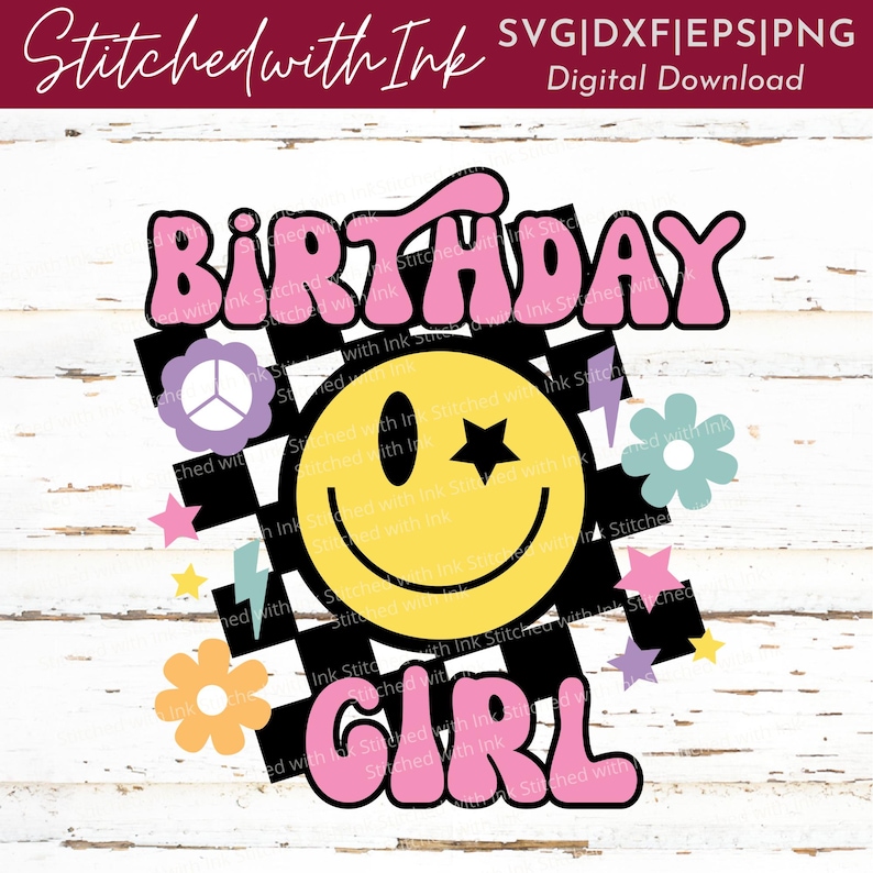 Op de afbeelding: Een roze en geel verjaardagsontwerp voor een meisje met een smiley, een vredesteken, sterren en bloemen. De tekst "Birthday Girl" staat in een retro-lettertype.