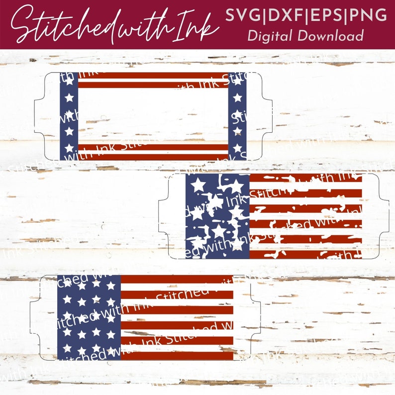 K&ouml;nnte beinhalten: Drei digitale Schnittdateien von amerikanischen Flaggen im Used-Look. Die Flaggen sind in Rot, Wei&szlig; und Blau auf wei&szlig;em Hintergrund. Der Text "Stitched with Ink" befindet sich oben im Bild.