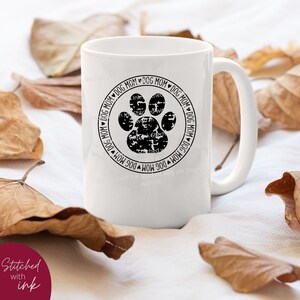Op de afbeelding: Witte keramische mok met een zwart poot afdruk ontwerp en de tekst "DOG MOM" herhaald rond de poot afdruk. De tekst is in een cirkel rond de poot afdruk.