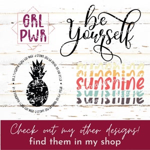 Pu&ograve; includere: Un design digitale con il testo "GRL PWR" in un riquadro rosa e bianco, il testo "be yourself" in corsivo nero e un ananas con il testo "Be a pineapple stand tall wear a crown and be sweet on the inside" in un cerchio attorno ad esso. Il design include anche il testo "sunshine" in uno schema di colori arcobaleno.