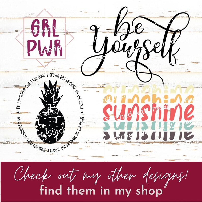 Pu&ograve; includere: Un design digitale con il testo "GRL PWR" in un riquadro rosa e bianco, il testo "be yourself" in corsivo nero e un ananas con il testo "Be a pineapple stand tall wear a crown and be sweet on the inside" in un cerchio attorno ad esso. Il design include anche il testo "sunshine" in uno schema di colori arcobaleno.