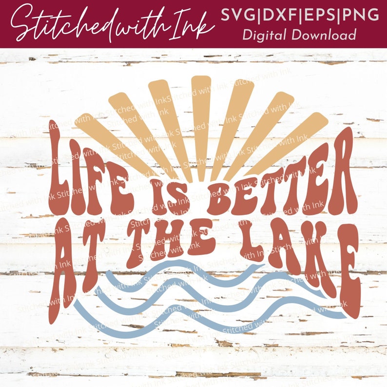 K&ouml;nnte beinhalten: Ein digitaler Download eines Grafikdesigns mit dem Text "Life is better at the lake" in einem Retro-Schriftart-Stil. Der Text ist in Rot- und Oranget&ouml;nen gehalten, mit einem Sonnenstrahl-Design dahinter. Das Design enth&auml;lt auch eine blaue Wellenlinie, die Wasser darstellt.