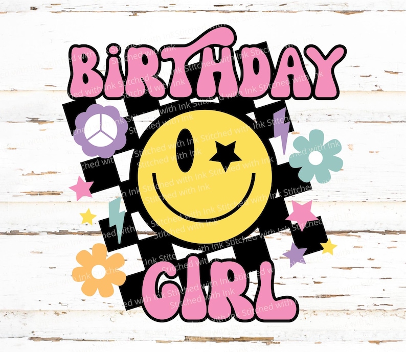 Op de afbeelding: Een roze en zwart verjaardagsmeisjesontwerp met een smiley met een ster als oog, een vredesteken, een bliksem en bloemen. De tekst "Birthday Girl" is roze.