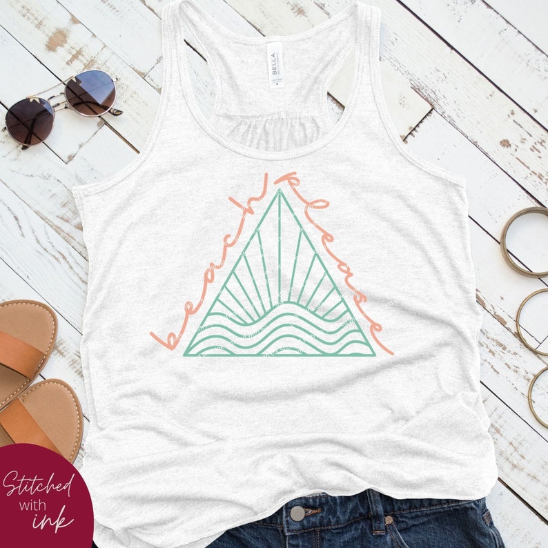 K&ouml;nnte beinhalten: Wei&szlig;es Tanktop mit einem gr&uuml;nen und rosafarbenen Grafikdesign, auf dem "beach because" steht. Die Grafik ist ein Dreieck mit einer Sonne und Wellen darin.