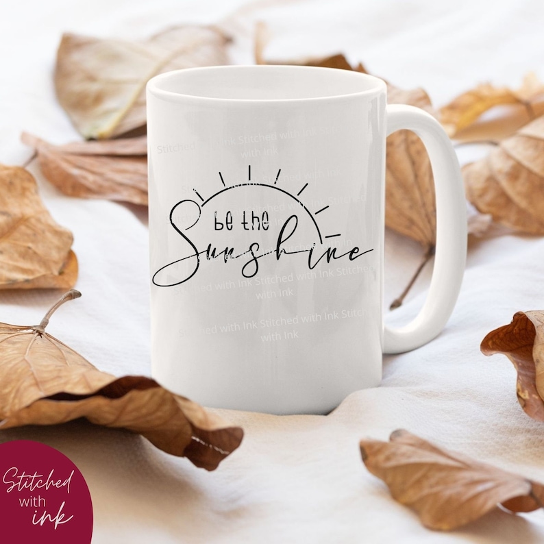 Pu&ograve; includere: Una tazza in ceramica bianca con una grafica nera che dice "be the sunshine" con un grafico di sole stilizzato sopra il testo.