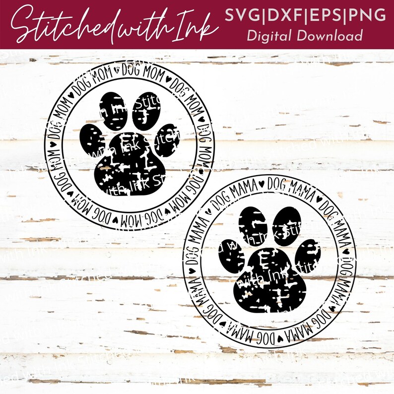 Op de afbeelding: Twee zwart-witte potafdrukontwerpen met de tekst "Dog Mom" en "Dog Mama" die herhaald worden rond de buitenkant van elke cirkel.