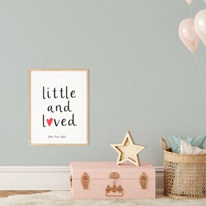Może przedstawiać: Wydruk w ramie z tekstem "little and loved" i czerwonym sercem. Data "29th June 2021" jest wydrukowana pod tekstem.