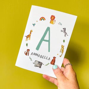 Cartão de aniversário personalizado com inicial do alfabeto e nome para bebês e crianças pequenas.
