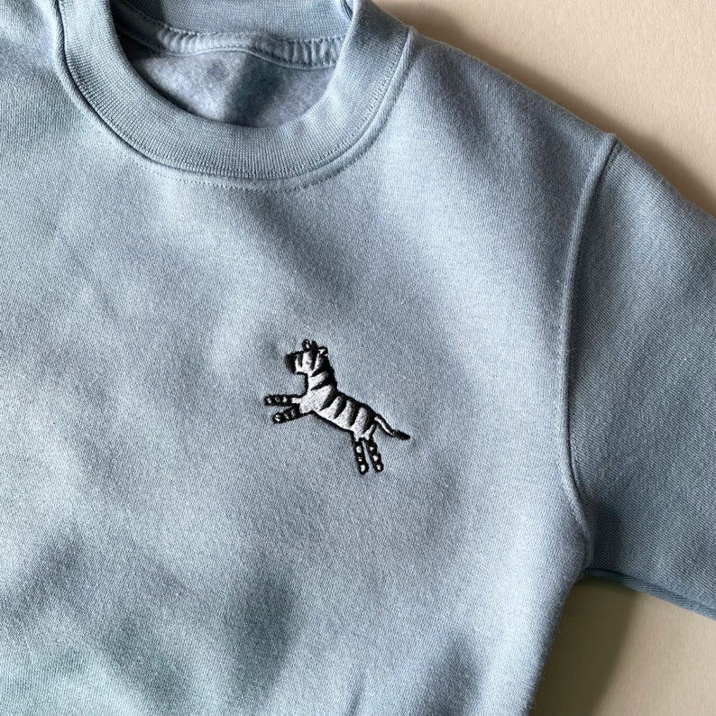 Sweat-shirt brodé zèbre personnalisé pour enfants Personnalisez avec le nom de votre enfant image 1