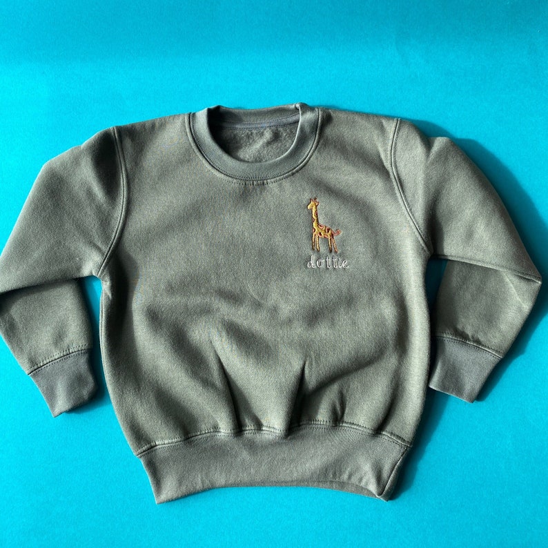 Sweatshirt brodé girafe enfant personnalisé Personnalisez-le avec le nom de votre enfant image 1