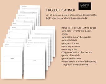 Może przedstawiać: Czarno-białe zdjęcie zestawu planistów projektów. Zestaw zawiera 15 układów, 2 strony tytułowe i 3 rodzaje ogólnych wstawek. Tekst "PROJECT PLANNER" znajduje się w górnej części obrazu. Tekst "HALF LETTER 5.5" x 8.5" znajduje się w prawym górnym rogu obrazu.