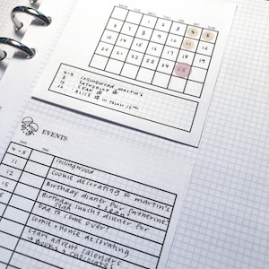 Puede incluir: Una p&aacute;gina de calendario con una cuenta atr&aacute;s hasta una fecha marcada con un c&iacute;rculo rosa. La fecha es el 25. El calendario se titula "Cuenta atr&aacute;s" y los d&iacute;as de la semana est&aacute;n listados en la parte superior. Debajo del calendario hay una lista de eventos con fechas y horas. Los eventos incluyen "Collingwood cookie decorating @ Martin's", "Birthday dinner for Catherine", "Birthday lunch + dinner for Sean", "Dad to come over", "Cookie + House decorating", y "Start Advent calendars + books + chocolates".