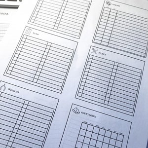 Puede incluir: Un planificador de Navidad imprimible con secciones para listas de tareas, listas de deseos, eventos, compras y un calendario de cuenta atr&aacute;s. El planificador es en blanco y negro con ilustraciones simples.