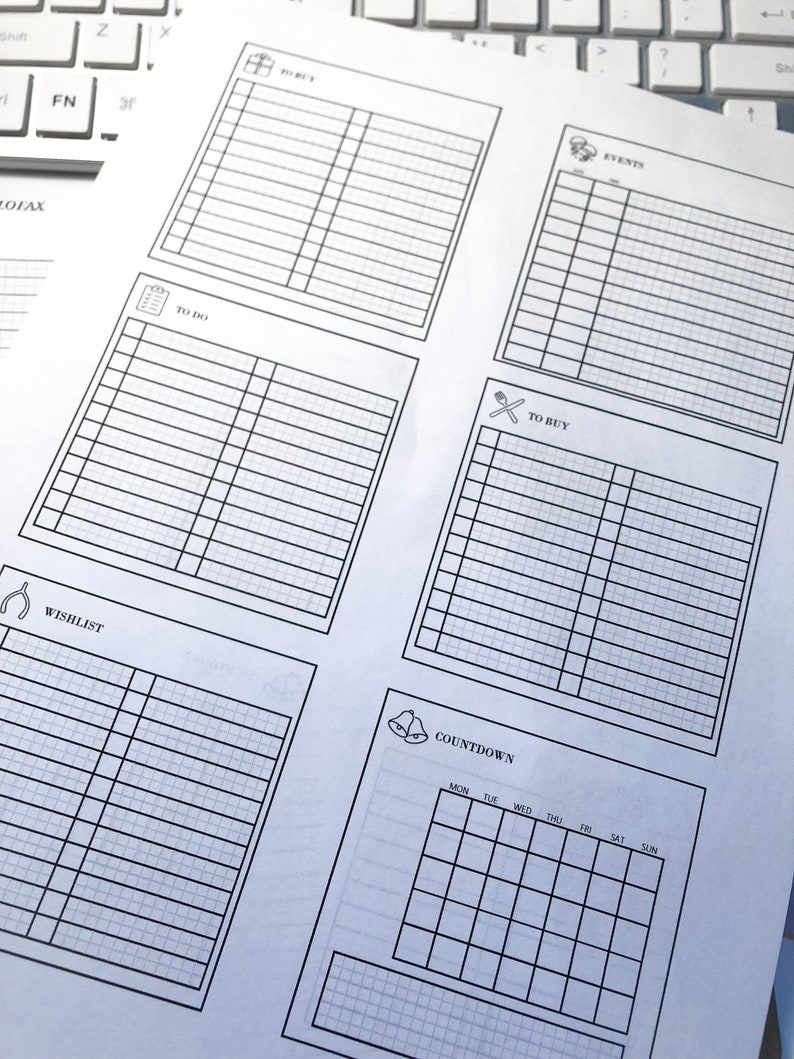Puede incluir: Un planificador de Navidad imprimible con secciones para listas de tareas, listas de deseos, eventos, compras y un calendario de cuenta atr&aacute;s. El planificador es en blanco y negro con ilustraciones simples.