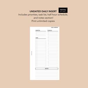 Puede incluir: Un planificador de agenda diario imprimible con secciones para prioridades, tareas, un horario de media hora y notas. El planificador mide 9,4 cm por 17 cm y se puede imprimir un número ilimitado de veces.