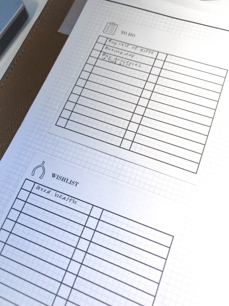 Puede incluir: Una hoja de papel blanca con un patr&oacute;n de cuadr&iacute;cula. La secci&oacute;n superior tiene el encabezado "TO DO" con un icono de lista de verificaci&oacute;n. La secci&oacute;n inferior tiene el encabezado "WISHLIST" con un icono de hueso de la suerte. Ambas secciones tienen l&iacute;neas en blanco para escribir.