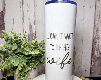 No puedo esperar a ser su esposa Vaso de 20 oz / Vaso grabado con la frase "Esposa" / Vaso de novia con brillo blanco