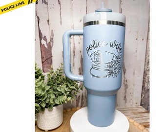 Vaso de 40 oz con asa de Esposa de policía, Personalizado, Opción de marca de 40 oz