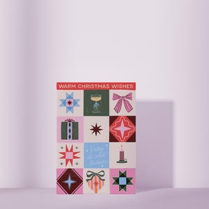 以下が含まれることがあります： カラフルで、お祝いのイラストがグリッド状に配置されたクリスマスカードです。「Warm Christmas Wishes」と書かれたカードの上部。星、ギフト、リボン、キャンドル、シャンパングラスの画像が正方形に配置されています。カラーパレットには、ピンク、赤、緑、青が含まれています。