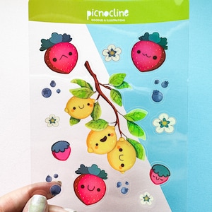 Autocollants heureux de baie | Mignon Silly Happy Lemon Strawberry Blueberry Friends Feuille d'autocollants brillants en vinyle transparent