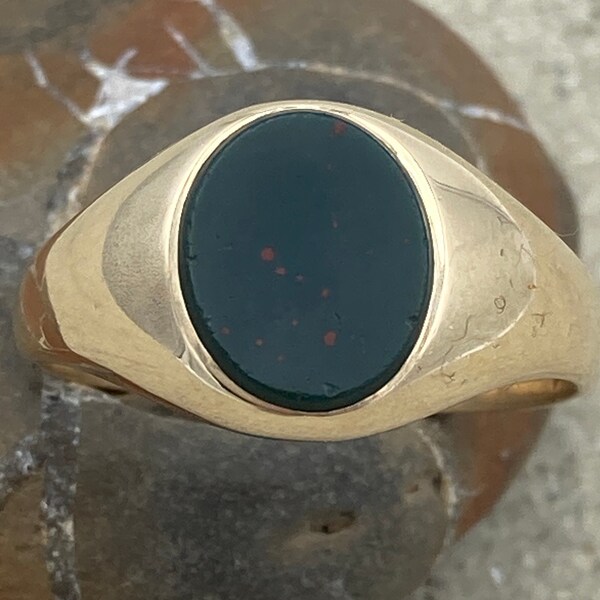 Gents oval bloodstone 9ct Gold signet ring fully hall marked London 1955 9 K gold mens UK size V US size 10 1/2 Vintage