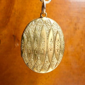 Antique, 18ct gold, oval locket, pendant
