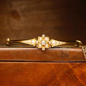 Bracelet jonc ancien à charnière en or 15 carats, diamant taille ancienne et perle fendue, de style édouardien