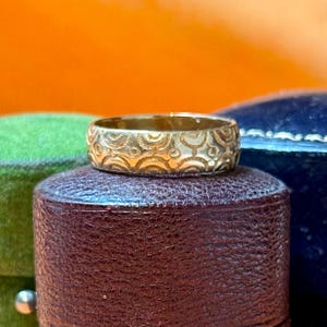 Victorian, 18ct Gold, Embossed, Wedding Band Ring, Hallmarked 1900