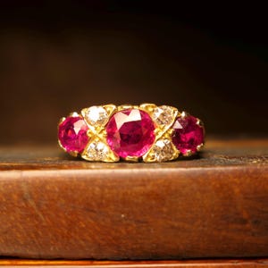Halbkreisring aus 18-karätigem Gold im edwardianischen Stil mit synthetischem Rubin und Diamanten im Altschliff, punziert im Jahr 1909